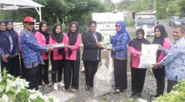 Kepala Dinas Pangan Aceh Besar Ir. Fuadi Akhmad bersama pegawai Dinas Pangan Aceh Besar menyerahkan sejumlah bibit pekarangan, pupuk dan obat tanaman kepada anggota Bhayangkari di Pekarangan Pangan Lestari Komplek Perumahan Polres Aceh Besar dalam rangka meningkatkan Kerjasama Ketahanan Pangan, Selasa (5/9/2023).