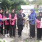Kepala Dinas Pangan Aceh Besar Ir. Fuadi Akhmad bersama pegawai Dinas Pangan Aceh Besar menyerahkan sejumlah bibit pekarangan, pupuk dan obat tanaman kepada anggota Bhayangkari di Pekarangan Pangan Lestari Komplek Perumahan Polres Aceh Besar dalam rangka meningkatkan Kerjasama Ketahanan Pangan, Selasa (5/9/2023).