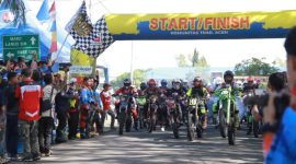 Pj.Bupati Aceh Besar Muhammad Iswanto, S.STP, MM didampingi Forkopimda mengibarkan bendera start saat melepas para Rider RATA 5 dalam Rangka HUT RI Ke - 78 di Lanud SIM Blang Bintang, Sabtu (09/09/2023). FOTO/PROKPIM DAN MC ACEH BESAR
