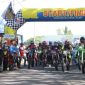Pj.Bupati Aceh Besar Muhammad Iswanto, S.STP, MM didampingi Forkopimda mengibarkan bendera start saat melepas para Rider RATA 5 dalam Rangka HUT RI Ke - 78 di Lanud SIM Blang Bintang, Sabtu (09/09/2023). FOTO/PROKPIM DAN MC ACEH BESAR