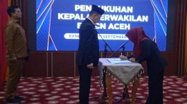Penjabat (Pj) Gubernur Aceh, Achmad Marzuki, mengukuhkan Safrina Salim sebagai Kepala Perwakilan Badan Kependudukan Keluarga Berencana Nasional (BKKBN) Aceh Senin (11/9/2023).