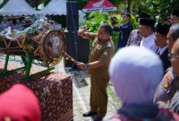 Pj Bupati Aceh Besar, Muhammad Iswanto SSTP MM memukul beduk tanda dibukanya RIAB FAIR X di Komplek RIAB Gampong Gue Gajah, Kecamatan Darul Imarah, Aceh Besar, Senin (11/9/2023)