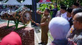 Pj Bupati Aceh Besar, Muhammad Iswanto SSTP MM memukul beduk tanda dibukanya RIAB FAIR X di Komplek RIAB Gampong Gue Gajah, Kecamatan Darul Imarah, Aceh Besar, Senin (11/9/2023)