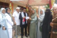 Alumni SMA Negeri 15 Adidarma Menyerahkan Sumbangan untuk Kesuksesan Penyelenggaraan Peringatan Maulid Nabi Muhammad Saw Tahun 1445 Hijriah yang Diterima Oleh Kepala Sekolah SMA Adidarma Zulfikar Selasa (24/10/2023).
