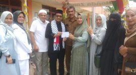 Alumni SMA Negeri 15 Adidarma Menyerahkan Sumbangan untuk Kesuksesan Penyelenggaraan Peringatan Maulid Nabi Muhammad Saw Tahun 1445 Hijriah yang Diterima Oleh Kepala Sekolah SMA Adidarma Zulfikar Selasa (24/10/2023).