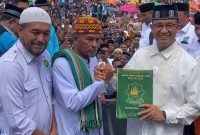 Ketua Umum Partai Adil Sejahtera (PAS) Tu Bulqaini Tanjongan melakukan salam komando dengan Anies Baswedan dilapangan Bumi Gas Aceh Utara  usai menyerahkan surat pernyataan dukungan terhadap pasangan Calon Presiden Anies Baswedan dan Muhaimin Iskandar (Amin) Rabu (1/11/2023).