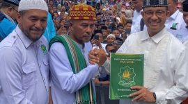 Ketua Umum Partai Adil Sejahtera (PAS) Tu Bulqaini Tanjongan melakukan salam komando dengan Anies Baswedan dilapangan Bumi Gas Aceh Utara  usai menyerahkan surat pernyataan dukungan terhadap pasangan Calon Presiden Anies Baswedan dan Muhaimin Iskandar (Amin) Rabu (1/11/2023).