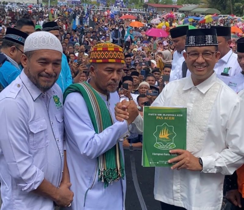 Ketua Umum Partai Adil Sejahtera (PAS) Tu Bulqaini Tanjongan melakukan salam komando dengan Anies Baswedan dilapangan Bumi Gas Aceh Utara  usai menyerahkan surat pernyataan dukungan terhadap pasangan Calon Presiden Anies Baswedan dan Muhaimin Iskandar (Amin) Rabu (1/11/2023).