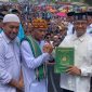 Ketua Umum Partai Adil Sejahtera (PAS) Tu Bulqaini Tanjongan melakukan salam komando dengan Anies Baswedan dilapangan Bumi Gas Aceh Utara  usai menyerahkan surat pernyataan dukungan terhadap pasangan Calon Presiden Anies Baswedan dan Muhaimin Iskandar (Amin) Rabu (1/11/2023).