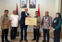 Direktur Utama, Muhammad Syah, kepada Perwakilan Kedutaan Besar Palestina di Jakarta dan Turut dihadiri oleh Kepala Bidang Komunikasi Korporasi Riza Syahputra dan Pemimpin Bank Aceh KC Jakarta T. Zulfikar.(DOK: BANK ACEH)
