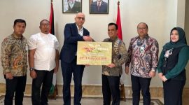 Direktur Utama, Muhammad Syah, kepada Perwakilan Kedutaan Besar Palestina di Jakarta dan Turut dihadiri oleh Kepala Bidang Komunikasi Korporasi Riza Syahputra dan Pemimpin Bank Aceh KC Jakarta T. Zulfikar.(DOK: BANK ACEH)
