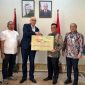 Direktur Utama, Muhammad Syah, kepada Perwakilan Kedutaan Besar Palestina di Jakarta dan Turut dihadiri oleh Kepala Bidang Komunikasi Korporasi Riza Syahputra dan Pemimpin Bank Aceh KC Jakarta T. Zulfikar.(DOK: BANK ACEH)
