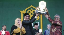 Pj Bupati Aceh Selatan, Cut Syazalisma didampingi istri menerima piala bergilir juara umum PKA-8 yang diserahkan oleh Penjabat Gubernur Aceh diwakili Sekda Bustami Hamzah pada penutupan PKA-8 di Panggung Utama Taman Ratu Safiatuddin, Banda Aceh, Minggu (12/112023). Sumber Foto ; MC PKA-8