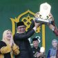 Pj Bupati Aceh Selatan, Cut Syazalisma didampingi istri menerima piala bergilir juara umum PKA-8 yang diserahkan oleh Penjabat Gubernur Aceh diwakili Sekda Bustami Hamzah pada penutupan PKA-8 di Panggung Utama Taman Ratu Safiatuddin, Banda Aceh, Minggu (12/112023). Sumber Foto ; MC PKA-8