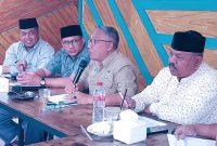 Ketua Kafilah Farhan AP memimpin rapat terakhir mengenai persiapan menjelang keberangkatan rombongan MTQ ke Kabupaten Simeulue, Aceh Besar, Senin (20/11/2023). FOTO/ MC ACEH BESAR