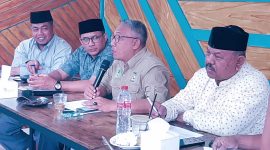 Ketua Kafilah Farhan AP memimpin rapat terakhir mengenai persiapan menjelang keberangkatan rombongan MTQ ke Kabupaten Simeulue, Aceh Besar, Senin (20/11/2023). FOTO/ MC ACEH BESAR