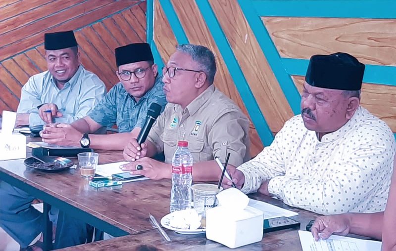 Ketua Kafilah Farhan AP memimpin rapat terakhir mengenai persiapan menjelang keberangkatan rombongan MTQ ke Kabupaten Simeulue, Aceh Besar, Senin (20/11/2023). FOTO/ MC ACEH BESAR