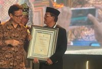 Menteri Kesehatan RI Budi Gunadi Sadikin menyerahkan penghargaan Swastisaba Padapa tingkat nasional kepada Pj Walikota Banda Aceh Amiruddin pada acara penganugerahan di Hotel Kempinski Plaza Indonesia, Jakarta, Selasa (28/11/2023).(Foto/Prokopim Setdako Banda Aceh).