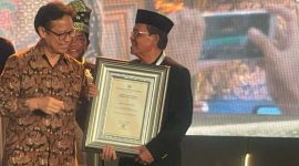 Menteri Kesehatan RI Budi Gunadi Sadikin menyerahkan penghargaan Swastisaba Padapa tingkat nasional kepada Pj Walikota Banda Aceh Amiruddin pada acara penganugerahan di Hotel Kempinski Plaza Indonesia, Jakarta, Selasa (28/11/2023).(Foto/Prokopim Setdako Banda Aceh).