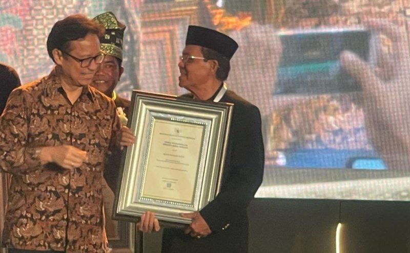 Menteri Kesehatan RI Budi Gunadi Sadikin menyerahkan penghargaan Swastisaba Padapa tingkat nasional kepada Pj Walikota Banda Aceh Amiruddin pada acara penganugerahan di Hotel Kempinski Plaza Indonesia, Jakarta, Selasa (28/11/2023).(Foto/Prokopim Setdako Banda Aceh).