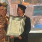 Menteri Kesehatan RI Budi Gunadi Sadikin menyerahkan penghargaan Swastisaba Padapa tingkat nasional kepada Pj Walikota Banda Aceh Amiruddin pada acara penganugerahan di Hotel Kempinski Plaza Indonesia, Jakarta, Selasa (28/11/2023).(Foto/Prokopim Setdako Banda Aceh).