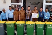 Bank Aceh Kantor Cabang Utama menyerahkan 17 unit tong sampah mobile kepada Pemko Banda Aceh di Pasar Al-Mahirah, Kota Banda Aceh, Selasa (19/12/2023).