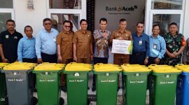 Bank Aceh Kantor Cabang Utama menyerahkan 17 unit tong sampah mobile kepada Pemko Banda Aceh di Pasar Al-Mahirah, Kota Banda Aceh, Selasa (19/12/2023).