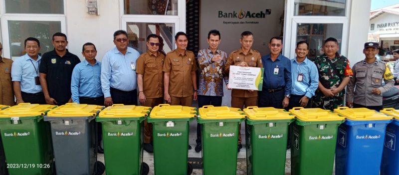 Bank Aceh Kantor Cabang Utama menyerahkan 17 unit tong sampah mobile kepada Pemko Banda Aceh di Pasar Al-Mahirah, Kota Banda Aceh, Selasa (19/12/2023).
