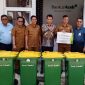 Bank Aceh Kantor Cabang Utama menyerahkan 17 unit tong sampah mobile kepada Pemko Banda Aceh di Pasar Al-Mahirah, Kota Banda Aceh, Selasa (19/12/2023).