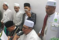 Tgk.Syaikh H.Hasanoel Bashry (Abu Mudi) didampingi oleh Ketua Umum MPP PAS Aceh Tgk H..Bulqaini Tanjongan saat memandu pengucapan ikrar janji caleg di Komplek Makam Syiah Kuala Banda Aceh Kamis (21/12/2023).