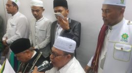 Tgk.Syaikh H.Hasanoel Bashry (Abu Mudi) didampingi oleh Ketua Umum MPP PAS Aceh Tgk H..Bulqaini Tanjongan saat memandu pengucapan ikrar janji caleg di Komplek Makam Syiah Kuala Banda Aceh Kamis (21/12/2023).