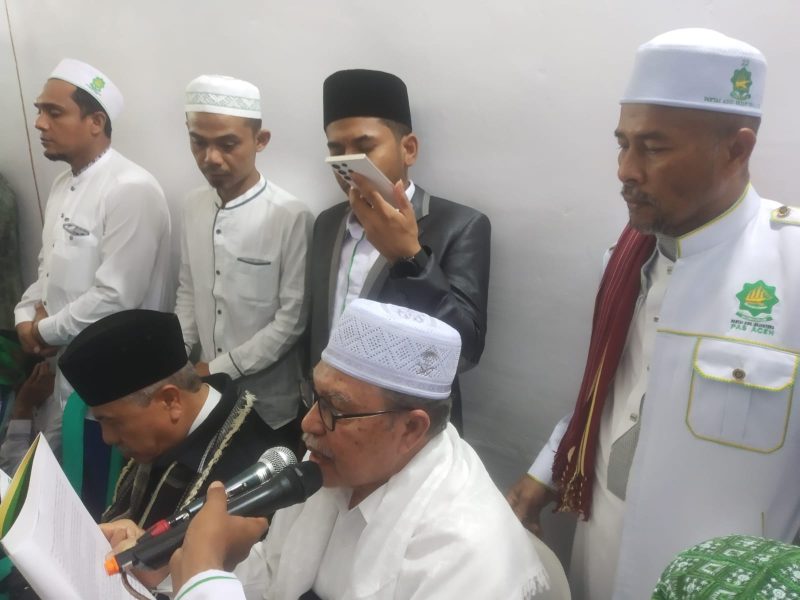 Tgk.Syaikh H.Hasanoel Bashry (Abu Mudi) didampingi oleh Ketua Umum MPP PAS Aceh Tgk H..Bulqaini Tanjongan saat memandu pengucapan ikrar janji caleg di Komplek Makam Syiah Kuala Banda Aceh Kamis (21/12/2023).