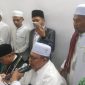 Tgk.Syaikh H.Hasanoel Bashry (Abu Mudi) didampingi oleh Ketua Umum MPP PAS Aceh Tgk H..Bulqaini Tanjongan saat memandu pengucapan ikrar janji caleg di Komplek Makam Syiah Kuala Banda Aceh Kamis (21/12/2023).
