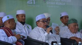 Tgk H.Syaikh H.Hasanoel Bashry (Abu Mudi) didampingi oleh Ketua Umum MPP PAS Aceh Tu Bulqaini Tanjongan (kiri) dan Tgk.Syaikh  H.Mawardi Waly (kanan) Kamis (21/12/2023).