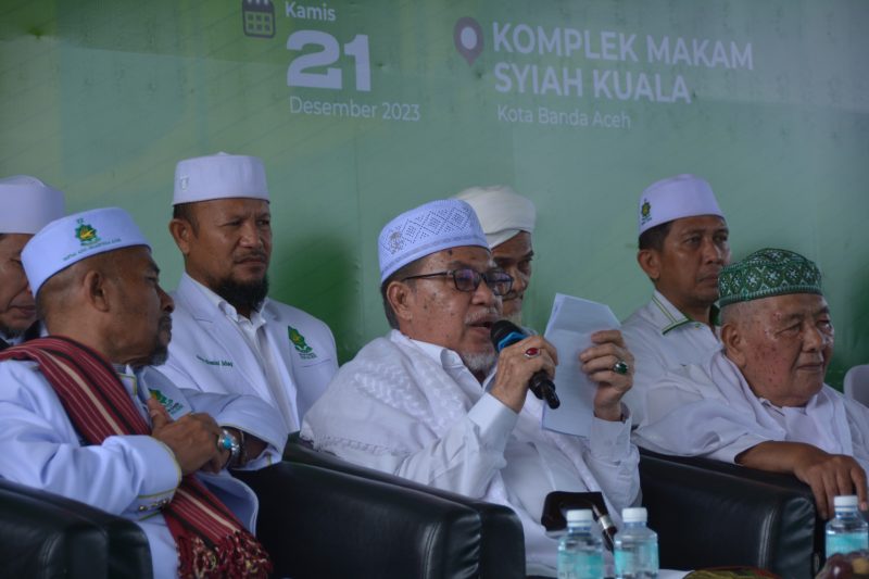 Tgk H.Syaikh H.Hasanoel Bashry (Abu Mudi) didampingi oleh Ketua Umum MPP PAS Aceh Tu Bulqaini Tanjongan (kiri) dan Tgk.Syaikh  H.Mawardi Waly (kanan) Kamis (21/12/2023).