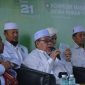 Tgk H.Syaikh H.Hasanoel Bashry (Abu Mudi) didampingi oleh Ketua Umum MPP PAS Aceh Tu Bulqaini Tanjongan (kiri) dan Tgk.Syaikh  H.Mawardi Waly (kanan) Kamis (21/12/2023).