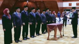 Pj Gubernur Aceh, Achmad Marzuki melantik pejabat eselon II di Anjong Monmata Banda Aceh, Selasa (2/1/2024), Foto : Acehstandar.com