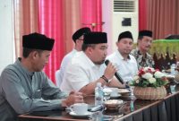 Pj Bupati Aceh Besar Muhammad Iswanto, SSTP, MM saat memberikan arahan kepada tenaga profesional BMK Ach Besar. Minggu (31/12/2023).
