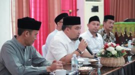 Pj Bupati Aceh Besar Muhammad Iswanto, SSTP, MM saat memberikan arahan kepada tenaga profesional BMK Ach Besar. Minggu (31/12/2023).