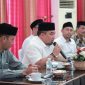 Pj Bupati Aceh Besar Muhammad Iswanto, SSTP, MM saat memberikan arahan kepada tenaga profesional BMK Ach Besar. Minggu (31/12/2023).