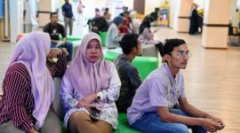 Antrian warga yang memanfaatkan layanan di MPP Lambaro Aceh Besar. Foto : MC Aceh Besar