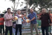 Fauziannur Caleg DPRA No Urut 2 dari Partai PAS Aceh (baju biru dua dari kanan) menyerahkan bola volly yang diterima oleh Wakil Ketua pemuda Dusun Mutiara Cemerlang Gampong Kajhu Aceh Besar Selasa (9/1/2024)