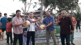 Fauziannur Caleg DPRA No Urut 2 dari Partai PAS Aceh (baju biru dua dari kanan) menyerahkan bola volly yang diterima oleh Wakil Ketua pemuda Dusun Mutiara Cemerlang Gampong Kajhu Aceh Besar Selasa (9/1/2024)