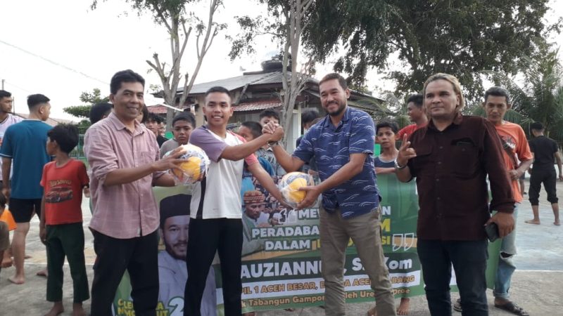 Fauziannur Caleg DPRA No Urut 2 dari Partai PAS Aceh (baju biru dua dari kanan) menyerahkan bola volly yang diterima oleh Wakil Ketua pemuda Dusun Mutiara Cemerlang Gampong Kajhu Aceh Besar Selasa (9/1/2024)