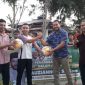 Fauziannur Caleg DPRA No Urut 2 dari Partai PAS Aceh (baju biru dua dari kanan) menyerahkan bola volly yang diterima oleh Wakil Ketua pemuda Dusun Mutiara Cemerlang Gampong Kajhu Aceh Besar Selasa (9/1/2024)
