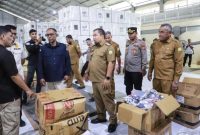 Penjabat Bupati Aceh Besar Muhammad Iswanto SSTP MM bersama Wakapolres Aceh Besar Kompol Rustam Nawawi SIK serta OPD terkait melakuan pemantauan logistik Pemilu Presiden dan Pemilihan Legislatif tahun 2024 di Gudang Logistik KIP Aceh Besar di Kompleks Jantho Sport City (JSC) Kota Jantho, Selasa (9/1/2024). FOTO-PROKOPIM PEMKAB ACEH BESAR