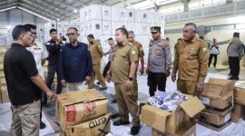Penjabat Bupati Aceh Besar Muhammad Iswanto SSTP MM bersama Wakapolres Aceh Besar Kompol Rustam Nawawi SIK serta OPD terkait melakuan pemantauan logistik Pemilu Presiden dan Pemilihan Legislatif tahun 2024 di Gudang Logistik KIP Aceh Besar di Kompleks Jantho Sport City (JSC) Kota Jantho, Selasa (9/1/2024). FOTO-PROKOPIM PEMKAB ACEH BESAR