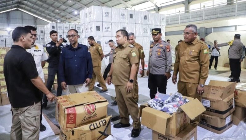 Penjabat Bupati Aceh Besar Muhammad Iswanto SSTP MM bersama Wakapolres Aceh Besar Kompol Rustam Nawawi SIK serta OPD terkait melakuan pemantauan logistik Pemilu Presiden dan Pemilihan Legislatif tahun 2024 di Gudang Logistik KIP Aceh Besar di Kompleks Jantho Sport City (JSC) Kota Jantho, Selasa (9/1/2024). FOTO-PROKOPIM PEMKAB ACEH BESAR