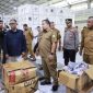 Penjabat Bupati Aceh Besar Muhammad Iswanto SSTP MM bersama Wakapolres Aceh Besar Kompol Rustam Nawawi SIK serta OPD terkait melakuan pemantauan logistik Pemilu Presiden dan Pemilihan Legislatif tahun 2024 di Gudang Logistik KIP Aceh Besar di Kompleks Jantho Sport City (JSC) Kota Jantho, Selasa (9/1/2024). FOTO-PROKOPIM PEMKAB ACEH BESAR