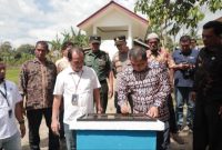 Pj Bupati Aceh Besar Muhammad Iswanto S.STP, MM menandatangani prasasti sumur bor menara air dan pipanisasi di Gampong Maheng, Kecamatan Kuta Cot Glie, Aceh Besar, Kamis (11/1/2024). Foto: PROKOPIM PEMKAB ACEH BESAR